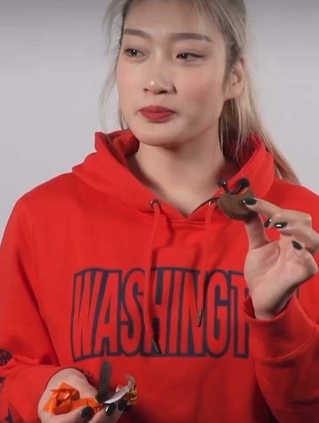 而这场荆棘满布的海底争霸之路上，惊艳勇敢现身的湄拉，更是如同荆棘中开出的玫瑰，给海王无限勇气
